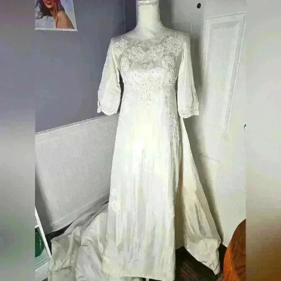 Vintage 1970s Wedding Dress with train size small - Picture 1 of 5